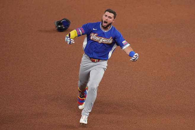 Venezuela Wilyer Abreu reacts after hitting a home run during the fifth inning in the championship game of the World Baseball Classic against the United States, Tuesday, March 17, 2026, in Miami. (AP Photo/Lynne Sladky)







<저작권자(c) 연합뉴스, 무단 전재-재배포, AI 학습 및 활용 금지>