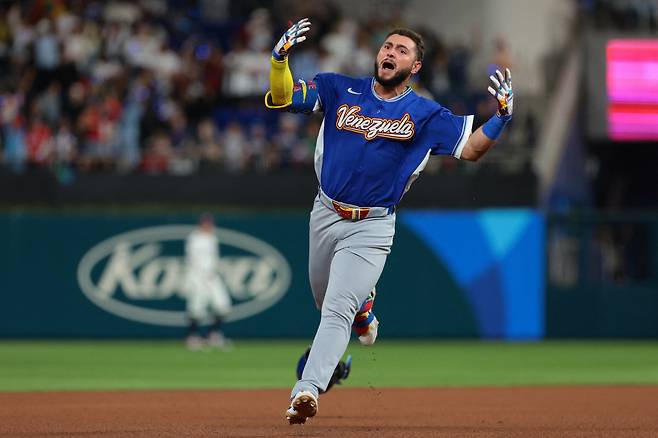 Mar 17, 2026; Miami, FL, United States; Venezuela outfielder Wilyer Abreu (16) reacts after hitting a home run against the United States in the fifth inning during the 2026 World Baseball Classic Championship game at loanDepot Park. Mandatory Credit: Sam Navarro-Imagn Images







<저작권자(c) 연합뉴스, 무단 전재-재배포, AI 학습 및 활용 금지>