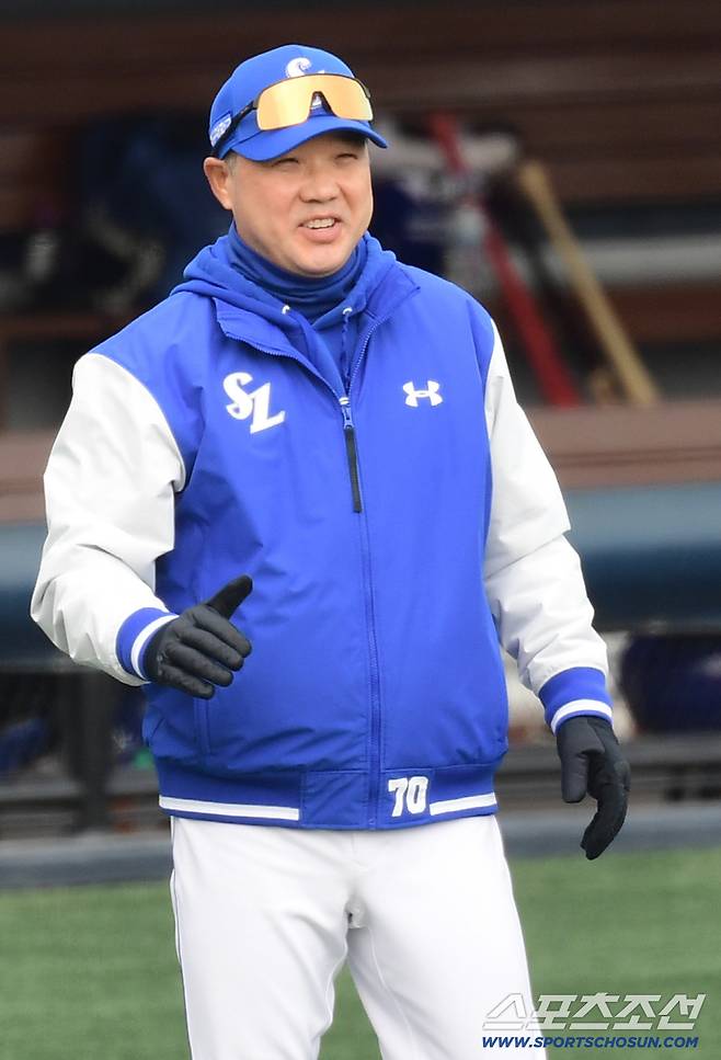 14일 이천 두산베어스파크에서 열린 KBO리그 시범경기 두산과 삼성의 경기. 삼성이 두산에 5대 4로 승리했다. 경기 종료 후 선수들과 하이파이브를 나누고 있는 삼성 박진만 감독. 이천=송정헌 기자songs@sportschosun.com/2026.03.14/