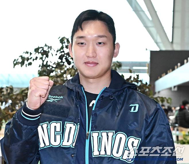 24일 오후 NC 다이노스 선수단이 인천공항을 통해 전지훈련이 열리는 미국으로 출국했다. 포즈를 취하고 있는 구창모. 인천공항=송정헌 기자songs@sportschosun.com/2026.01.24/