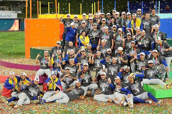 The Venezuela team poses with their gold medals and trophy after defeating the United States in the championship game of the World Baseball Classic, Tuesday, March 17, 2026, in Miami. (AP Photo/Rebecca Blackwell)







<저작권자(c) 연합뉴스, 무단 전재-재배포, AI 학습 및 활용 금지>