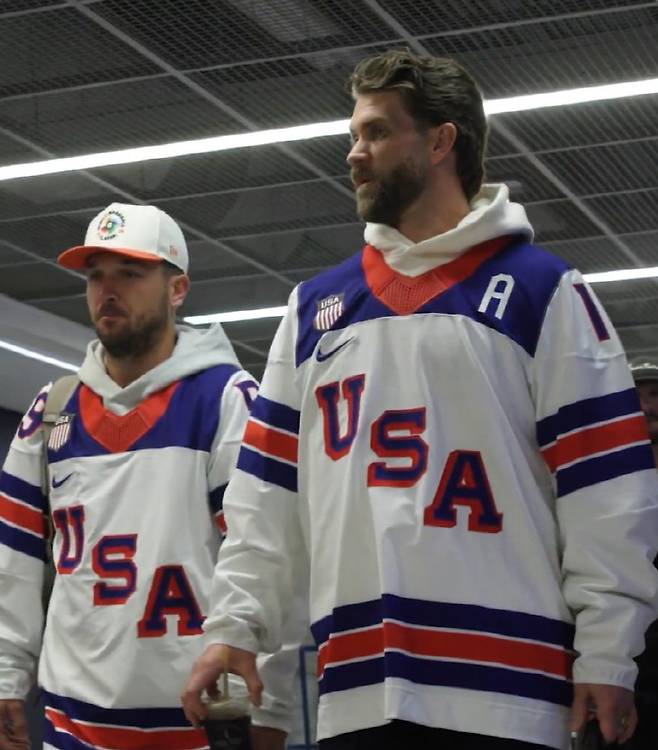 미국 대표팀 브라이스 하퍼가 밀라노코르티나 동계올림픽 금메달을 딴 미국 아이스하키 대표팀 저지를 입고 론디포파크에 들어서고 있다. 사진=World Baseball Classic 공식 X 계정