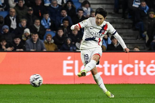 Paris Saint-Germain's South Korean midfielder #19 Lee Kang-in kicks the ball during the French L1 football match between Le Havre AC and Paris Saint-Germain (PSG) at the Stade Oceane in Le Havre, north-western France, on February 28, 2026. (Photo by JEAN-FRANCOIS MONIER / AFP)







<저작권자(c) 연합뉴스, 무단 전재-재배포, AI 학습 및 활용 금지>