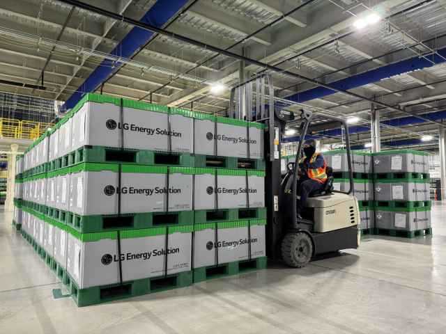 LG에너지솔루션 캐나다 '넥스트스타 에너지' 공장에서 ESS 제품이 출하되는 모습. /LG에너지솔루션