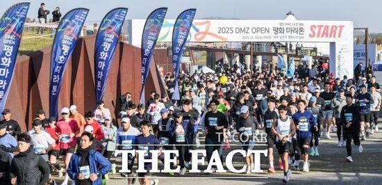 경기도가 지난해 개최한 '2025년 DMZ 오픈 페스티벌'의 프로그램으로 진행된 DMZ 오픈 평화마라톤이 열리고 있는 모습. /경기도