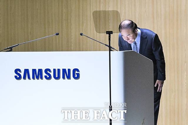 전영현 삼성전자 DS부문장 겸 대표이사 부회장이 주주들을 향해 인사하고 있다. /임영무 기자