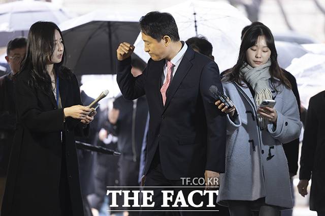 '명태균 여론조사 비용 대납 의혹'으로 기소된 오세훈 서울시장이 18일 오전 서울 서초구 서울중앙지방법원에서 열린 공판에 출석하며 지지자를 향해 주먹을 들어 보이고 있다. /송호영 기자