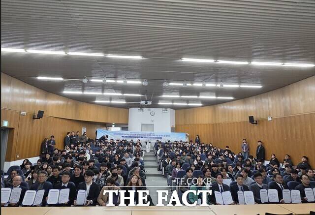 충남도립대를 비롯한 충남 지역 8개 대학과 지자체 및 유관기관 등이 ‘지역대학연합 도시혁신 공간설계 정책 아이디어 콘텐츠 기획 사업’ 발대식 및 업무협약식을 진행하고 있다. /충남도립대