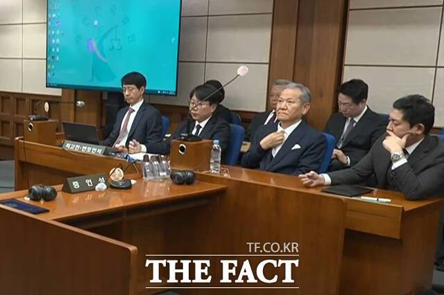 이상민 전 행정안전부 장관이 지난달 12일 오후 서울 서초구 서울중앙지방법원에서 열린 내란 중요임무 종사 등 혐의 1심 선고공판에 출석해 류경진 부장판사의 선고를 들으며 옷매무새를 가다듬고 있다. /서울중앙지방법원