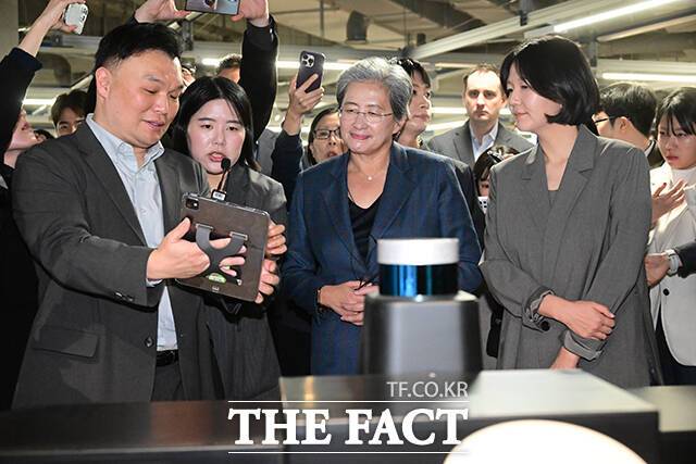 리사 수 AMD 최고경영자(가운데)와 최수연 네이버 대표(오른쪽)가 18일 경기 성남시 분당구 네이버 사옥에서 디지털트윈 전시와 관련해 설명을 듣고 있다. /성남=남윤호 기자