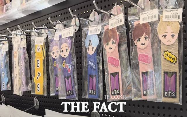18일 오전 '오승혁의 '현장''은 대한민국 관광 1번지 서울 명동을 찾았다. BTS의 광화문 공연을 3일 앞둔 가운데 명동의 수많은 기념품샵에서 BTS 짝퉁 굿즈들을 만날 수 있었다. /서울 명동=오승혁 기자