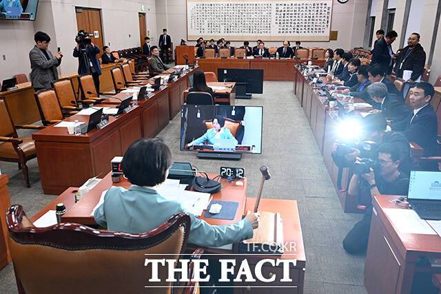 추미애 국회 법제사법위원장이 18일 오후 서울 여의도 국회에서 열린 법제사법위원회 전체회의에서 공소청 설치법안을 의결하고 있다. /국회=남용희 기자