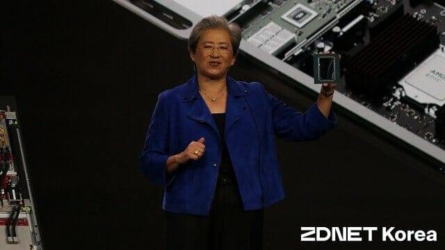데이터센터용 AI GPU 가속기 '인스팅트 MI455X' 실물을 공개하는 리사 수 AMD CEO. (사진=지디넷코리아)