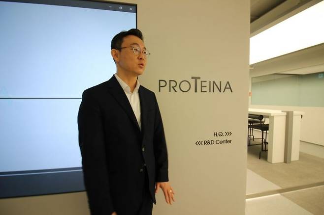 윤태영 프로티나 대표가 서울 구로구 프로티나 본사에서 인터뷰하고 있다.  정동훈 기자