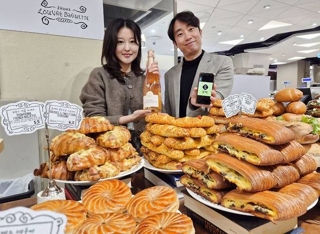 롯데백화점 부산본점 지하 2층 프랑스루브르바게트 팝업스토어에서 직원들이 고메위크 행사를 홍보하고 있다.