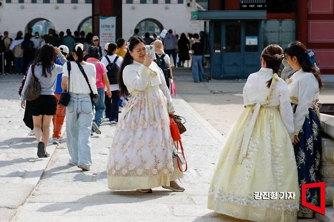 서울 종로구 경복궁을 찾은 중국인 관광객들이 즐거운 시간을 보내고 있다. 강진형 기자
