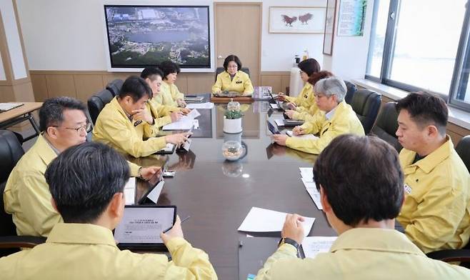 김보라 안성시장이 지난 12일 '지역경제 및 민생안정 대응회의'에 참석해 관계자들과 논의를 하고 있다. 안성시 제공