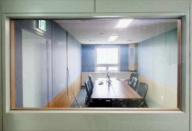 연어 술파티 장소로 지목된 검사실 내부수원지검 1313호 검사실에서 본 영상 녹화실의 모습. 큰 유리창 너머로 내부가 보인다./수원지검
