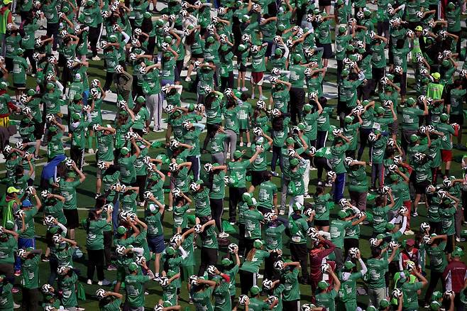 15일 멕시코시티의 소칼로 광장에서 열린 '가장 큰 축구 수업' 기네스 세계기록 도전 행사에 참여한 참가자들이 축구 수업을 듣고 있다./AFP 연합뉴스