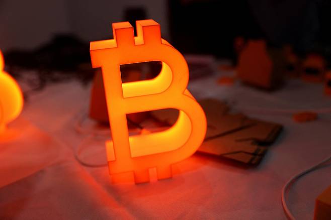 <YONHAP PHOTO-2396> FILE PHOTO: A bitcoin light is displayed at the "Bitcoin Treasuries Unconference" cryptocurrency event, in New York City, New York, U.S., September 17, 2025.  REUTERS/Joy Malone/File Photo/2026-03-18 07:20:22/<저작권자 ⓒ 1980-2026 ㈜연합뉴스. 무단 전재 재배포 금지, AI 학습 및 활용 금지>