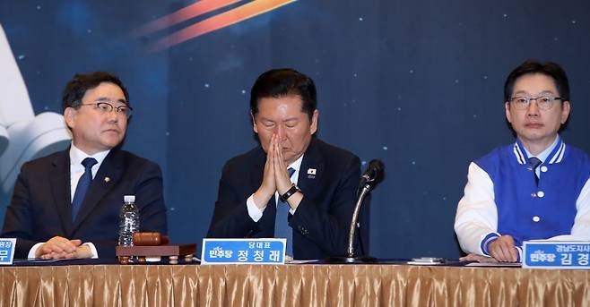 정청래 더불어민주당 대표가 18일 오후 경남 진주 충무공동 MBC컨벤션진주에서 열린 민생 현장 최고위원회의에서 생각에 잠겨 있다. 사진 왼쪽부터 허성무 도당 위원장,  정청래 대표, 김경수 도지사 예비후보. /뉴스1