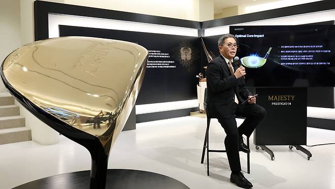 [서울=뉴시스] 조성우 기자 = 키무라 히데키 마제스티골프 제품 총괄이 18일 서울 강남구 클럽D청담에서 열린 마제스티골프 '프레스티지오 14' 출시 미디어데이에서 신제품을 소개하고 있다. 2026.03.18. xconfind@newsis.com