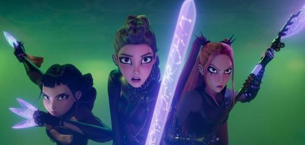 '케이팝 데몬 헌터스' 속 루미(가운데)가 사인검을 들고 있다. /넷플릭스