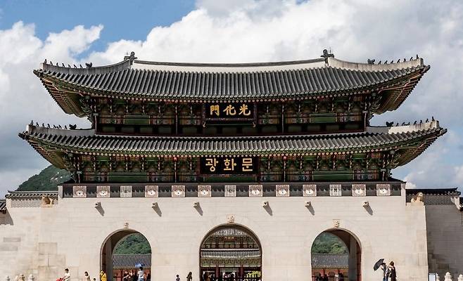 광화문에 훈민정음체 한글 현판을 매단 모습을 가상으로 제작했다. /광화문 훈민정음체 현판설치 국민모임 제공