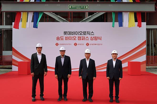 롯데바이오로직스는 9일 인천 송도 바이오 캠퍼스 제1공장 상량식을 개최했다.(왼쪽부터) 신유열 롯데바이오로직스 대표, 박 제임스 롯데바이오로직스 대표. /롯데바이오로직스