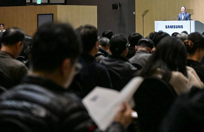 전영현 삼성전자 대표이사(부회장)가 18일 오전 경기 수원시 수원컨벤션센터에서 열린 제57기 정기 주주총회에서 인사말을 하고 있다./공동취재단