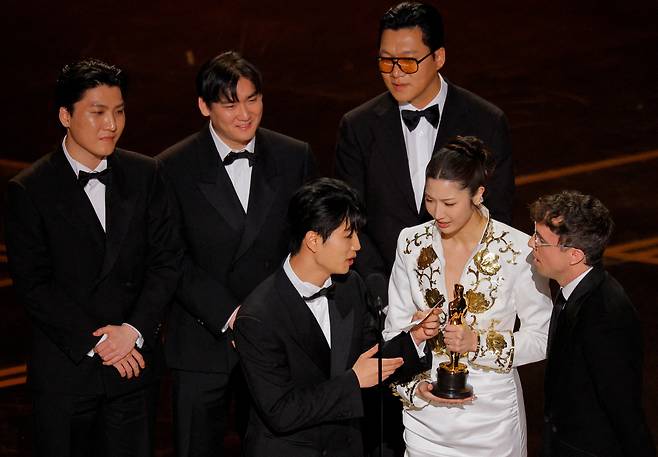 15일 미국 캘리포니아주 로스앤젤레스 할리우드에서 열린 제98회 아카데미 시상식에서 'KPop Demon Hunters'의 'Golden'으로 최우수 오리지널 송 부문 오스카상을 수상한 EJAE, 마크 손넨블릭, 곽중규, 이유한, 남희동, 서정훈, 테디 박. /연합뉴스