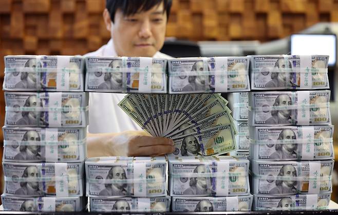 서울 중구 하나은행 위변조대응센터에서 은행 관계자가 달러화를 정리하는 모습./뉴스1