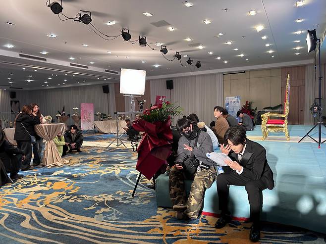 2025년 12월 중국 허난성 정저우 쥐메이 숏폼 드라마 촬영기지. 이곳은 축구장 7개 면적에 20여종의 종류별 세트를 갖춰 매일 수십 팀이 촬영을 오지만 AI 제작이 대중화한다면 이런 촬영 과정이 최소화할 것으로 보인다. /정저우(중국)=이은영 특파원