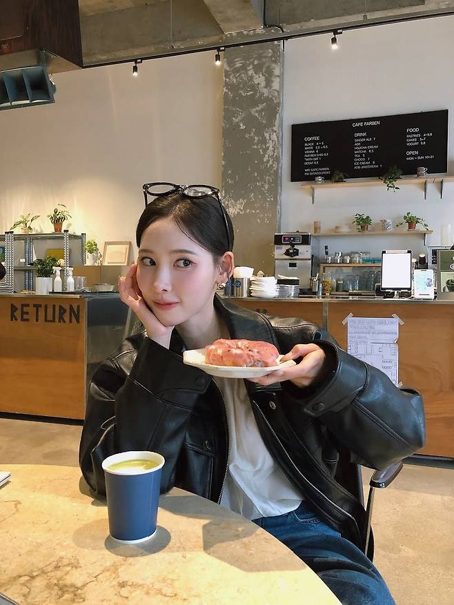 이나연이 청바지를 입는 방법. 사진 인스타그램 @inayommi