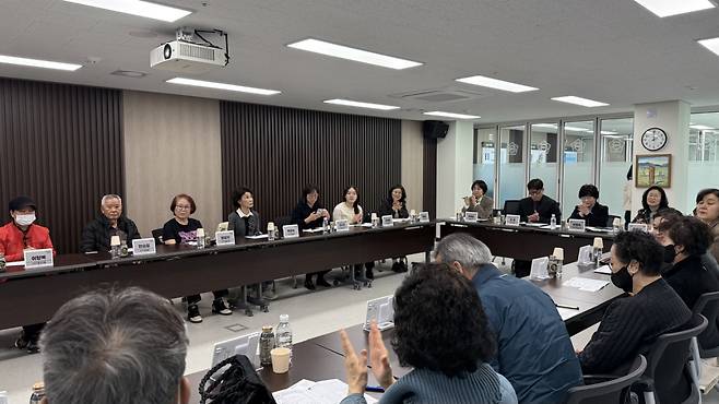 대전 서구와 보건복지부 관계자들이 18일 구 의회 간담회장에서 의료급여 수급자 현장간담회를 진행하고 있다. 서구 제공