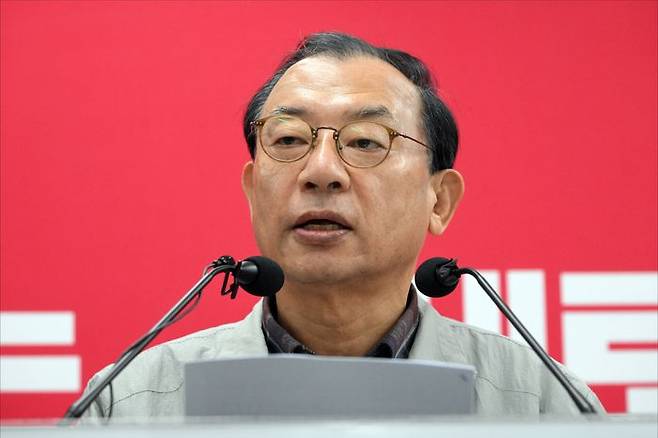 이정현 국민의힘 공천관리위원장이 지난 16일 오전 서울 여의도 국민의힘 중앙당사에서 열린 기자회견에서 김영환 충북도지사에 대한 지방선거 공천 컷오프를 발표하고 있다. ⓒ데일리안 홍금표 기자