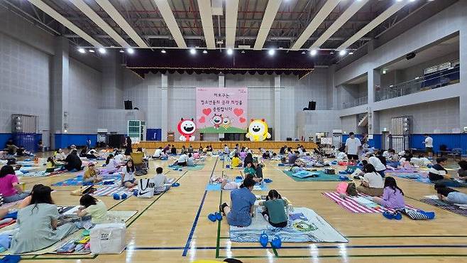 어린이와 가족들이 마포 그림 그리기 대회에 참가하고 있다ⓒ마포구 제공