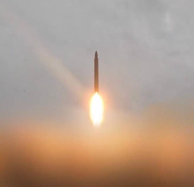 15일 이란 혁명수비대가 텔레그램을 통해 공개한 준중거리 탄도미사일 ‘세질-2’ 발사 장면. 세질-2는 사거리가 2000km에 달해 중동 주요 국가를 대부분 공격할 수 있다. 또 고체연료를 사용하기 때문에 발사 조짐을 미리 파악하는 것도 어렵다. 혁명수비대는 이스라엘에 54번째 미사일 보복공격에 나서면서 이 미사일을 처음 사용했다고 밝혔다. 이란혁명수비대 텔레그램 캡처