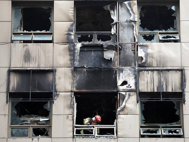 15일 오전 서울 중구 소공동의 한 캡슐호텔에서 전날 화재사고가 발생, 경찰과 소방당국 등 관계자들이 합동감식을 진행하고 있다. 이 사고로 외국인 8명을 포함해 총 10명이 다친 것으로 파악됐다. 2026.3.15 뉴스1