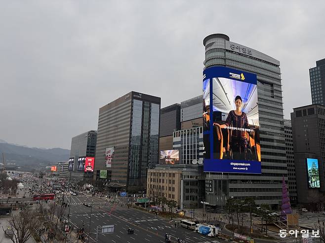 15일 오전 서울 종로구 동아미디어센터 외벽에 설치된 미디어사이니지 ‘룩스’와 일민미술관 전광판에서 싱가포르항공의 글로벌 캠페인 ‘월드 클래스 탑승을 환영합니다’이 송출되고 있다. 이번 캠페인은 오는 28일까지 2주간 진행된다. 싱가포르항공 제공