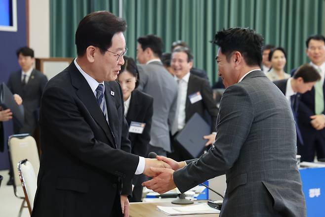 이재명 대통령이 18일 청와대에서 열린 자본시장 안정과 정상화 간담회에서 방송인 장동민과 악수를 하고 있다. 뉴스1