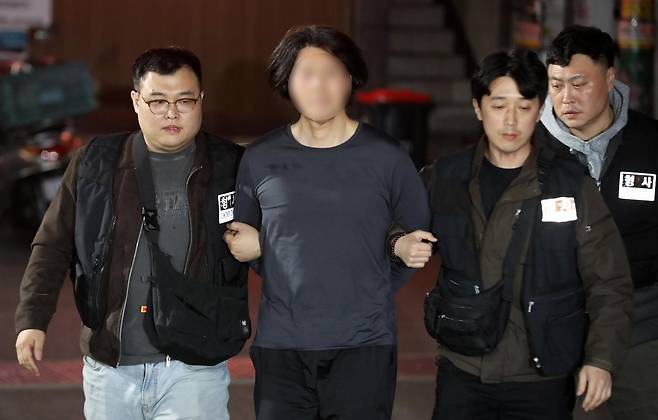 부산의 한 아파트에서 항공사 기장을 흉기로 살해한 혐의를 받는 50대 피의자 A 씨가 17일 오후 부산진경찰서로 압송되고 있다. A 씨는 전 직장 동료인 국내 항공사 기장 B 씨(50대·남)를 살해한 후 울산의 한 모텔에 숨어있다가 경찰에 붙잡혔다. 2026.3.17 뉴스1