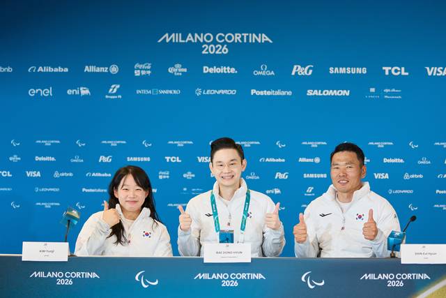 배동현 회장(가운데), 김윤지 선수(왼쪽), 신의현 선수(오른쪽)가 기자회견장에서 기념 사진을 촬영하고 있다.