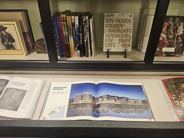 라운지에 비치된 한남5구역 입찰제안서. [박순원 기자]