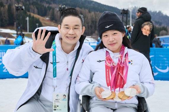 배동현 회장(왼쪽)과 김윤지 선수(오른쪽)가 기념 사진을 촬영하고 있다.