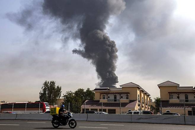 지난 16일(현지시간) 이란의 드론 공격을 받은 아랍에미리트연합(UAE) 두바이 국제 공항에서 발생한 화재로 연기가 피어오르고 있다.AFP연합뉴스