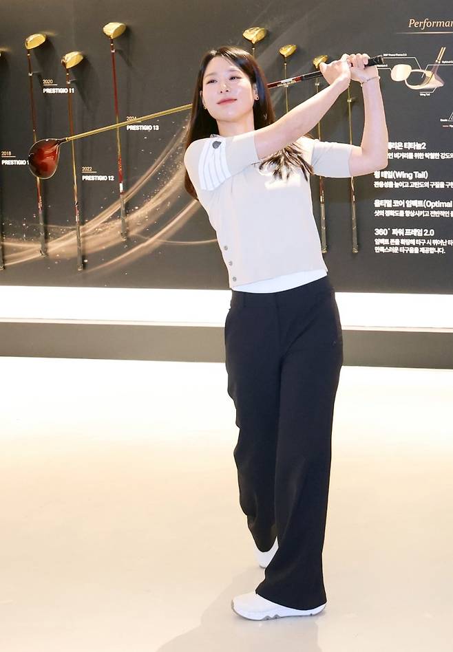 18일 서울 강남구 클럽D청담에서 열린 마제스티골프 '프레스티지오 14' 출시 미디어데이에서 앰배서더 김자영 프로가 신제품으로 스윙 포즈를 취하고 있다.뉴시스