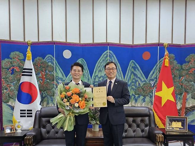 김유호 로투비 대표 변호사(왼쪽)가 최영삼 주베트남 대사로부터 대사관 공식 법률 자문변호사 위촉증을 전달받고 있다. 로투비 제공