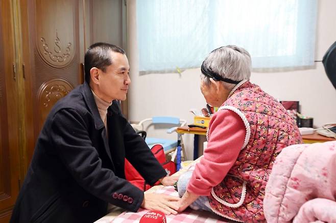 김진태 강원도지사가 18일 원주시 단구동 한 아파트에 거주하는 어르신을 방문해 건강 상태와 생활 여건을 확인했다. 강원자치도 제공