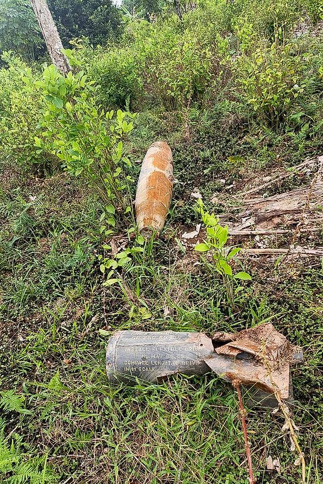 17일(현지시각) 콜롬비아와 에콰도르와의 국경 인근에서 발견된 폭발물이 터지고 난 후 남아 있다. AFP 연합뉴스